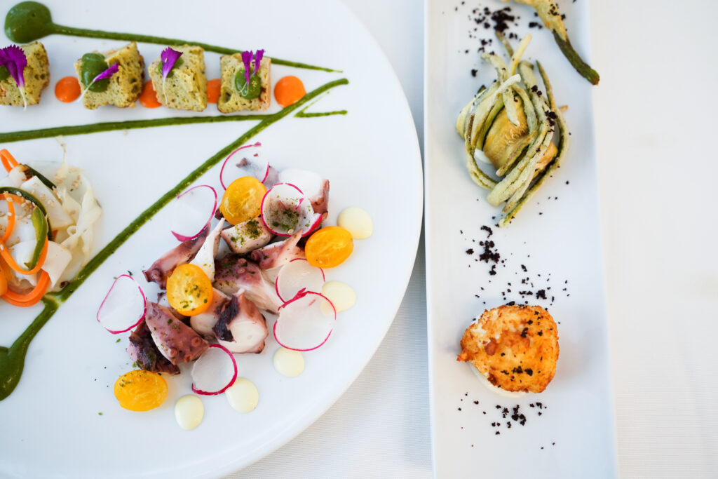 “Duo di piatti gourmet con polpo, crostaceo e verdure artistiche – catering Rama Eventi”