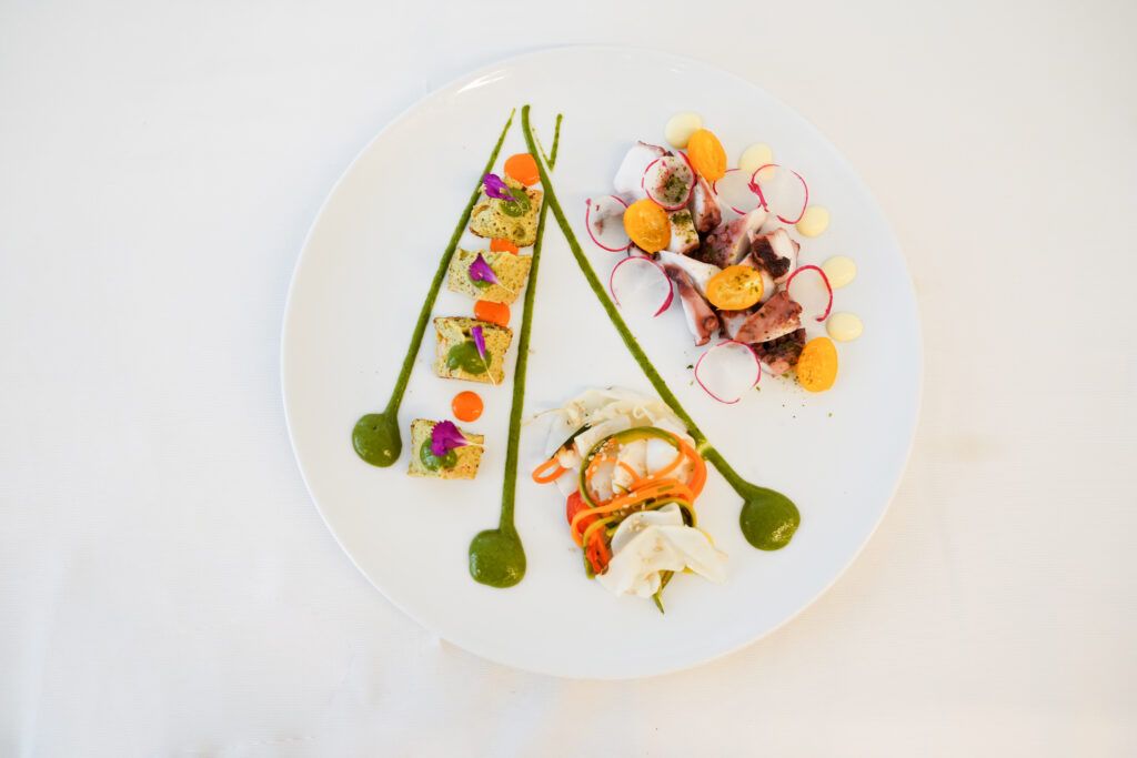 “Piatto degustazione con crema verde, fiori eduli e insalatina gourmet – Rama Eventi”