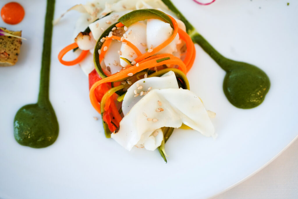 “Verdure marinate con crema verde e impiattamento artistico – catering Rama Eventi”