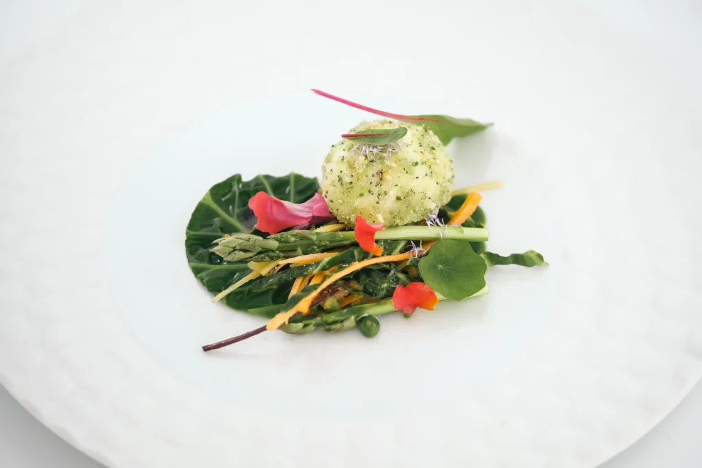 “Boccone gourmet su foglia con verdure colorate e petali eduli – catering Rama Eventi”