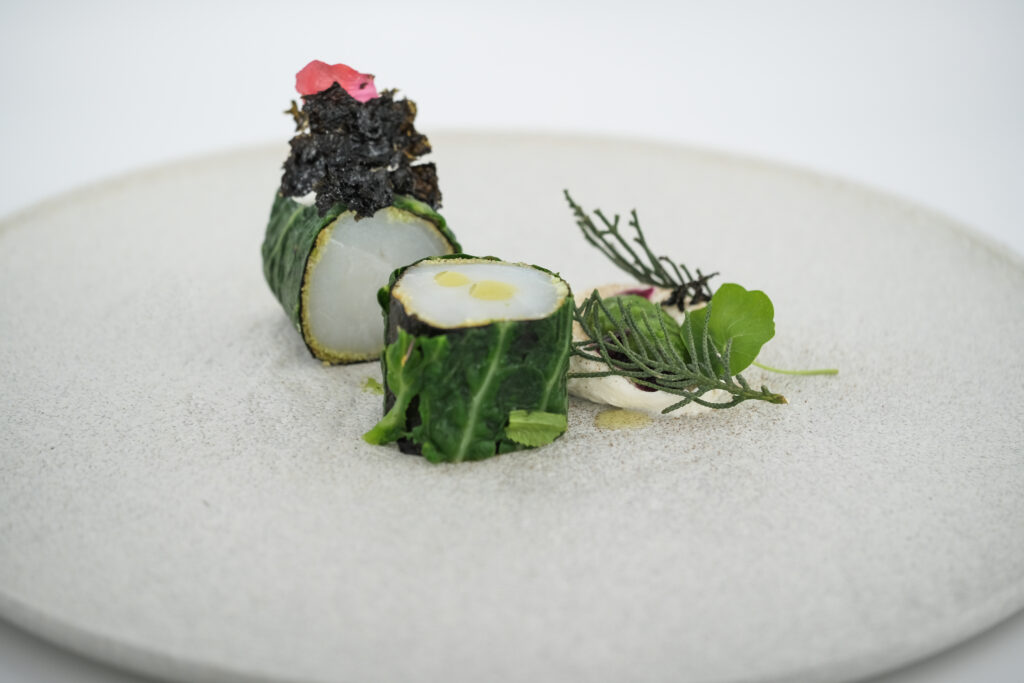 “Involtini gourmet avvolti in foglie verdi con fiori eduli e germogli – Rama Eventi”