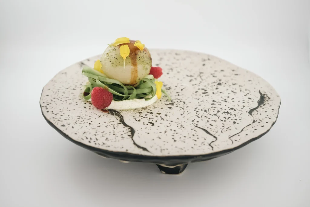 “Capasanta scottata con verdure verdi, lamponi e salsa gourmet – catering Rama Eventi”