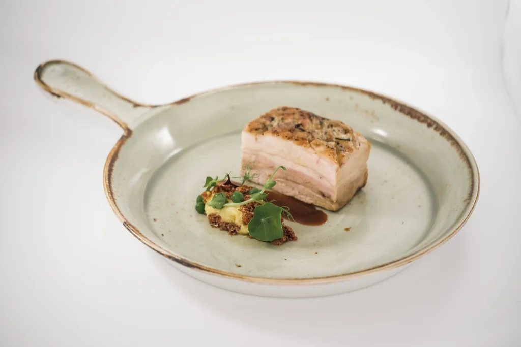 “Pancetta croccante gourmet con crema delicata e verdure verdi – Rama Eventi”