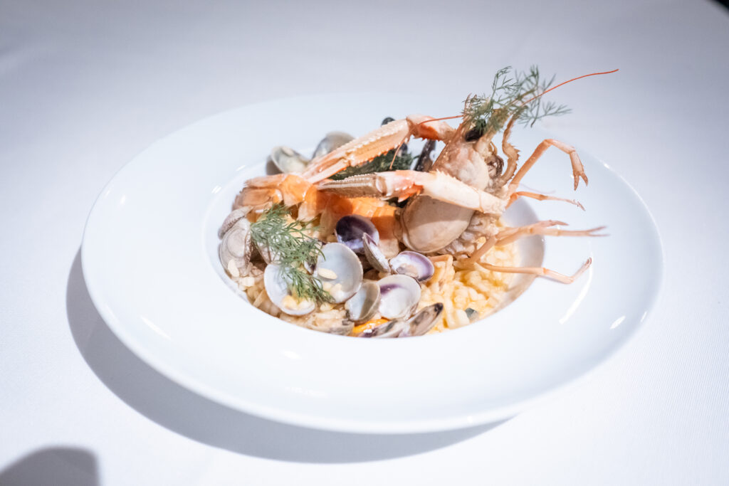 “Zuppa di mare gourmet con crostacei, vongole e pasta fresca – catering Rama Eventi”