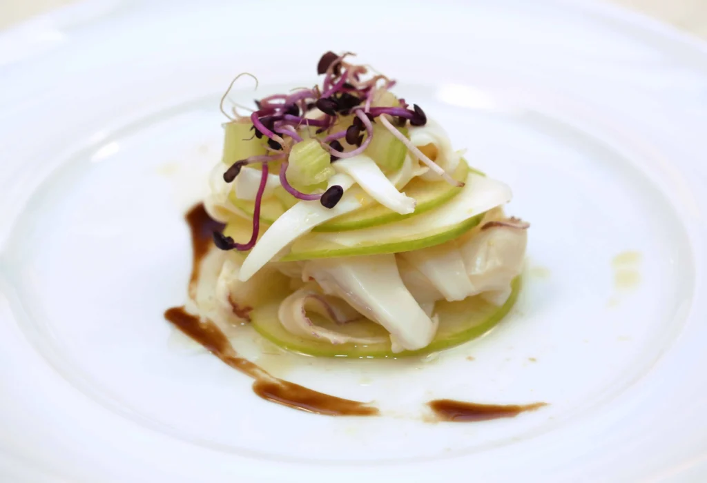 “Tartare di pesce con mele verdi e germogli freschi, impiattamento fine dining – Rama Eventi”