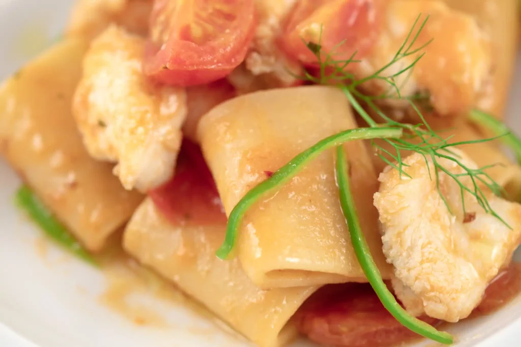 “Paccheri con crema delicata, cavolfiore e pomodorini freschi – Rama Eventi”
