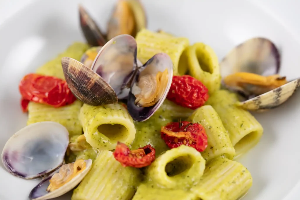 “Paccheri al pesto con vongole e pomodorini secchi – catering Rama Eventi”