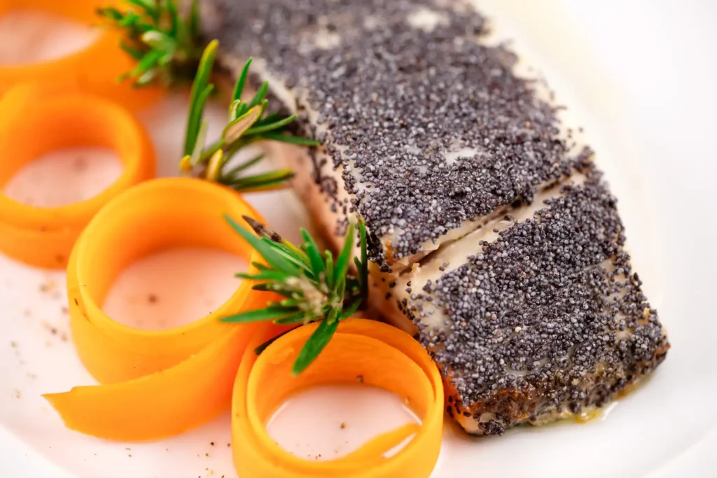 “Filetto gourmet in crosta di semi con decorazioni di carota – catering Rama Eventi”