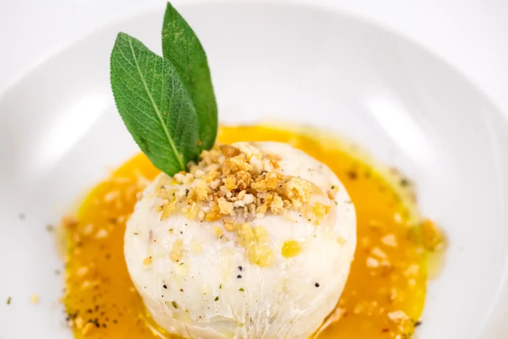 “Gnocco artigianale con salsa alla zucca e foglie aromatiche – Rama Eventi”