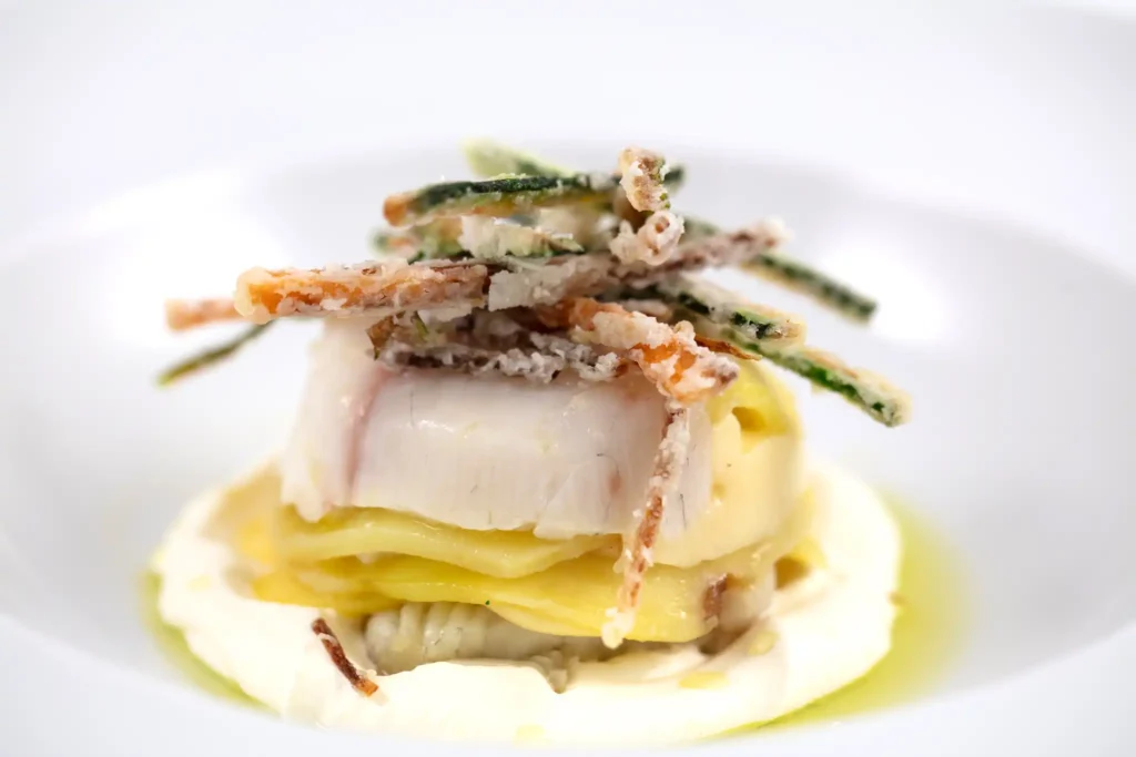 “Trancio di pesce su pasta fresca con julienne croccante – catering Rama Eventi”